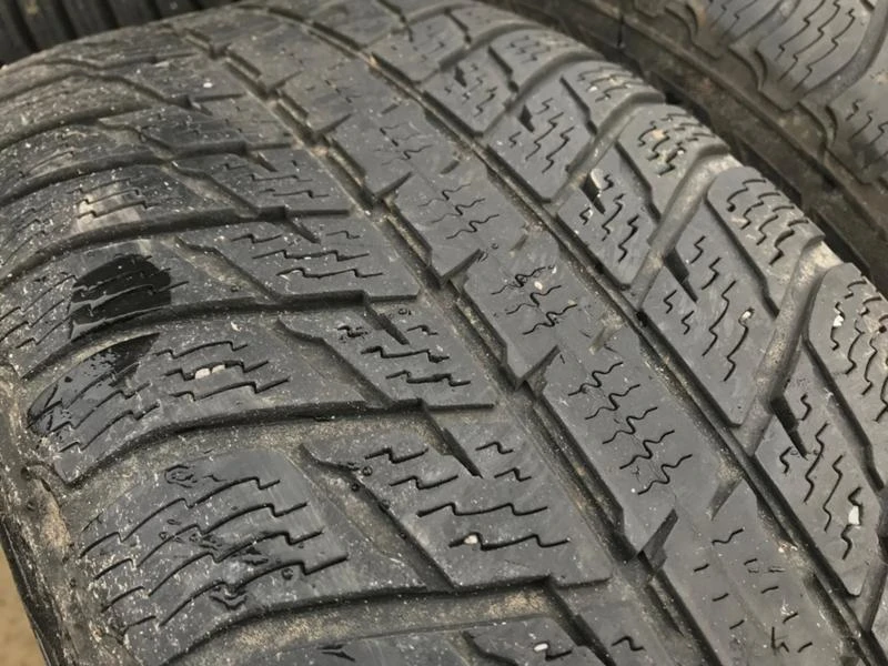 Гуми Зимни 235/60R18, снимка 4 - Гуми и джанти - 27556975