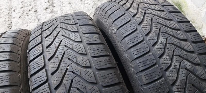 Гуми Зимни 235/65R17, снимка 3 - Гуми и джанти - 35133503