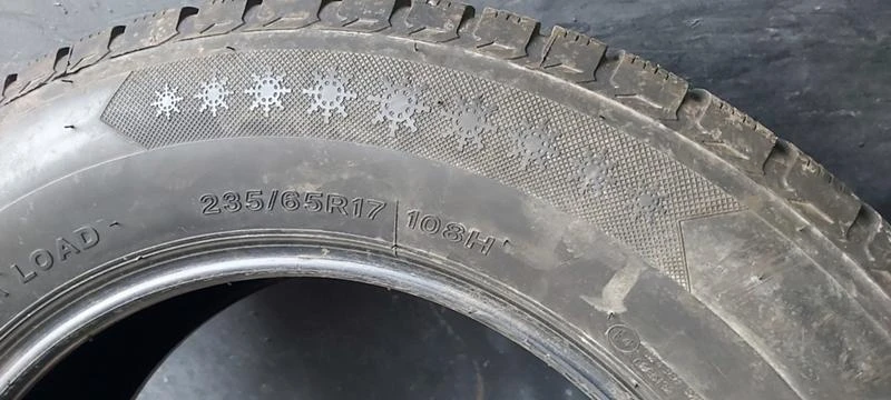 Гуми Зимни 235/65R17, снимка 8 - Гуми и джанти - 35133503