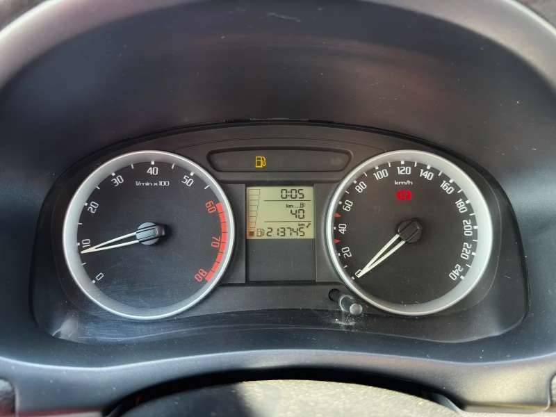 Skoda Fabia 1.4 Климатроник/ЦЕНА ДО 31.12.2025, снимка 12 - Автомобили и джипове - 52868508