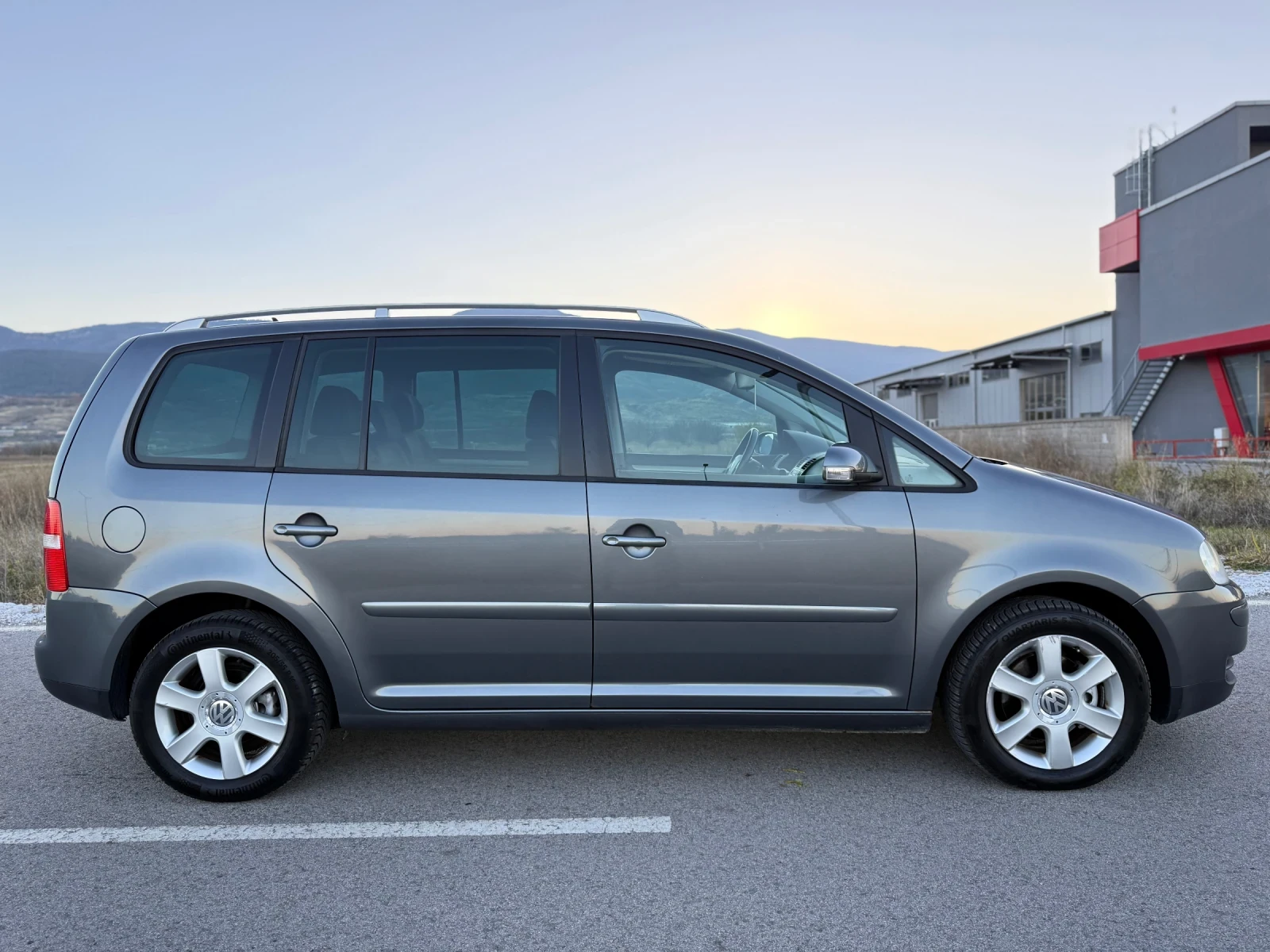 VW Touran 1.9 TDI / DSG / NAVI / 232 000km FULL SERVICE | Mobile.bg   5