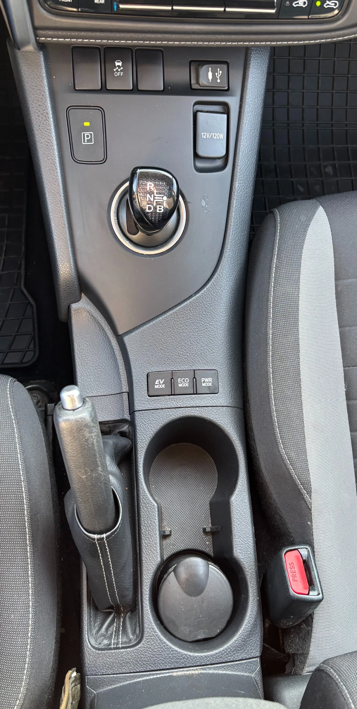 Toyota Auris 1.8/ Hybrid/ E-CVT/ 136 к.с , снимка 13 - Автомобили и джипове - 53756517