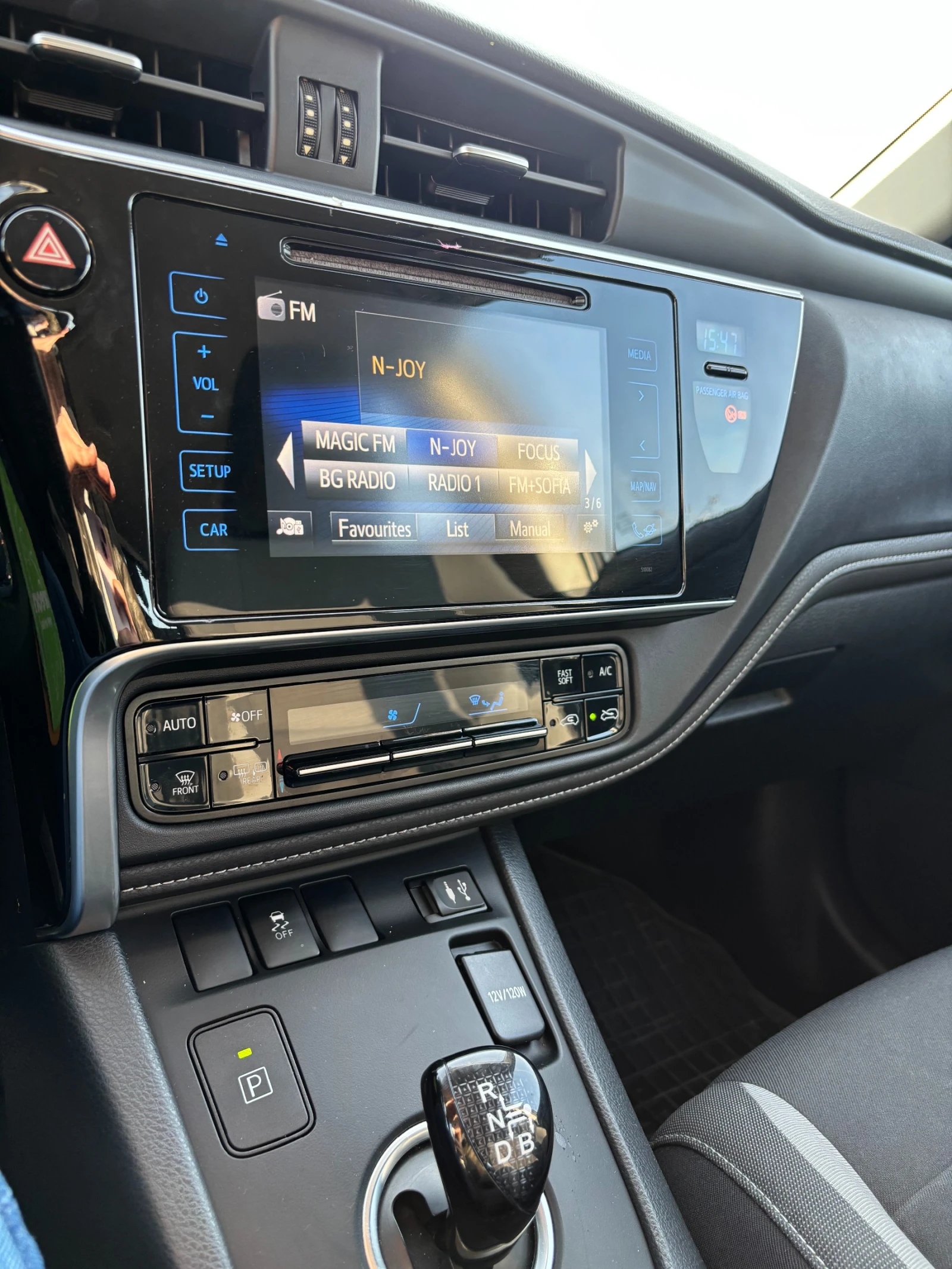 Toyota Auris 1.8/ Hybrid/ E-CVT/ 136 к.с , снимка 12 - Автомобили и джипове - 53756517