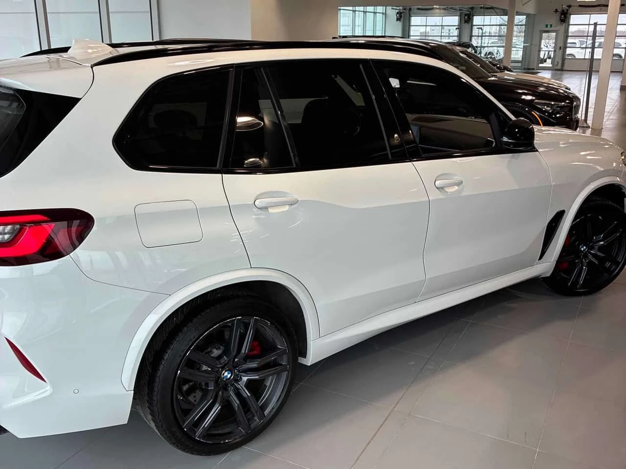 BMW X5M Competition/360/HUD/HARMAN KARDON/PANO/ОБДУХВАНЕ, снимка 3 - Автомобили и джипове - 54171535