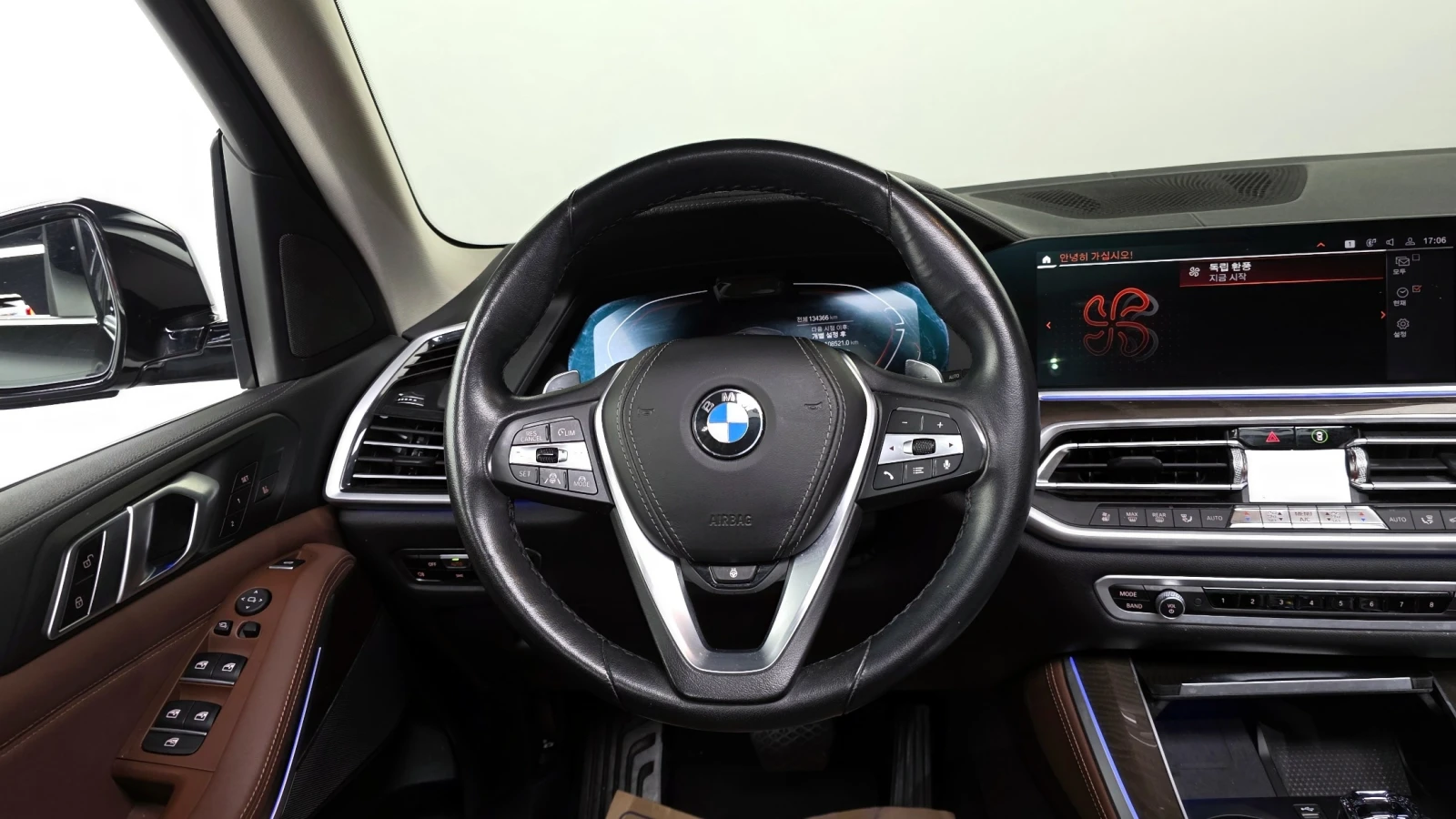BMW M5 xDrive 30d xLine| 360 CAM| HUD| DISTRONIC| SOFT Cl, снимка 11 - Автомобили и джипове - 54703616