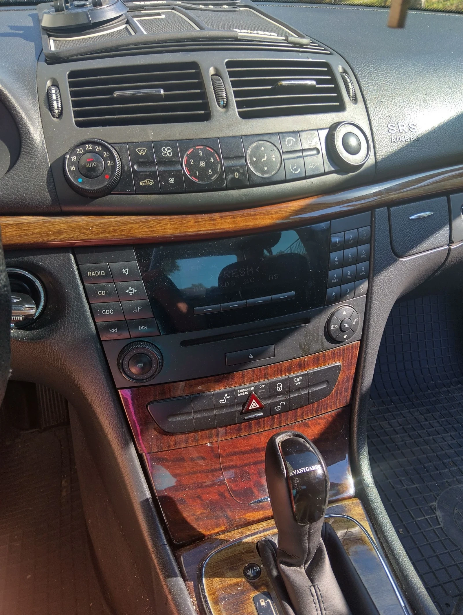 Mercedes-Benz E 200 Компресор, снимка 9 - Автомобили и джипове - 54862219