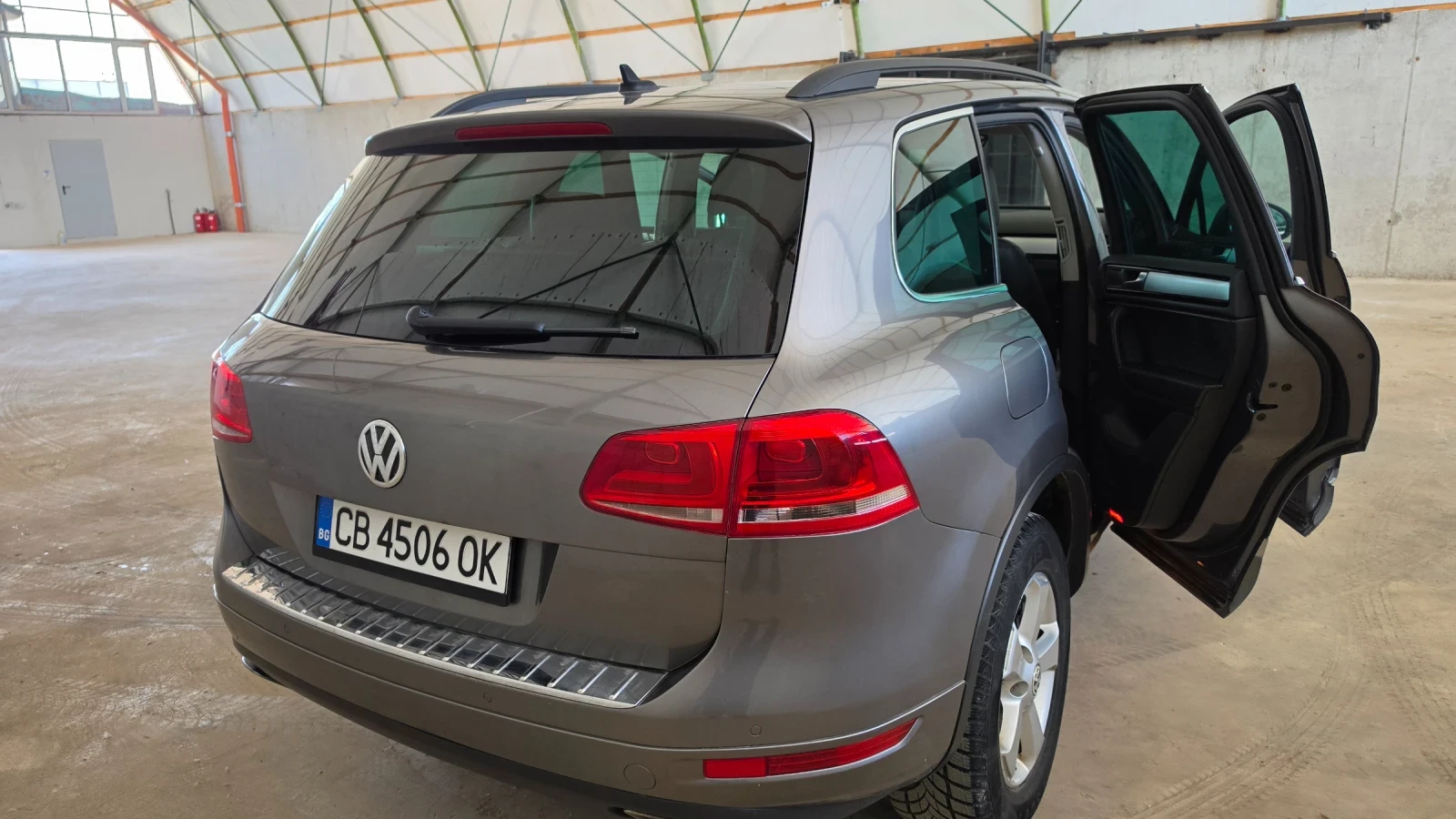 VW Touareg 3.0 дизел НА ПРУЖИНИ 8ZF, снимка 3 - Автомобили и джипове - 55421682