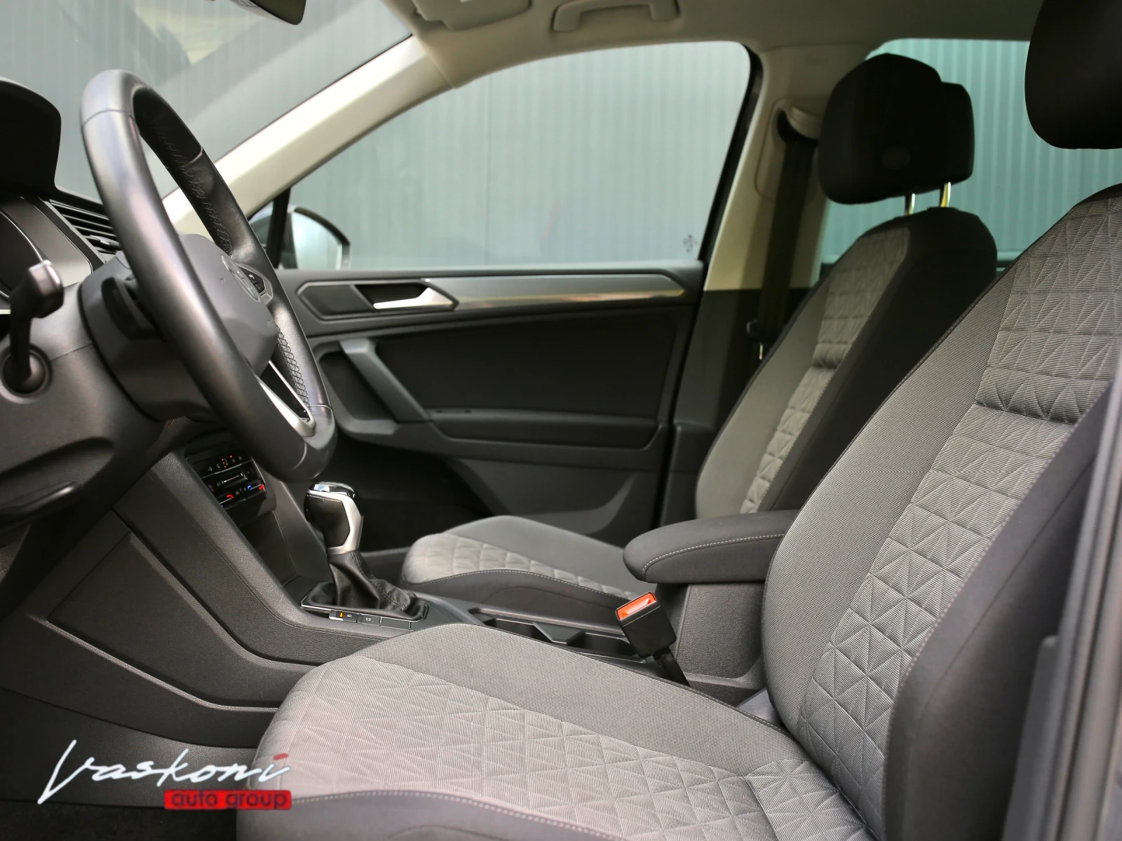 VW Tiguan 2.0 TDI, снимка 10 - Автомобили и джипове - 56629854