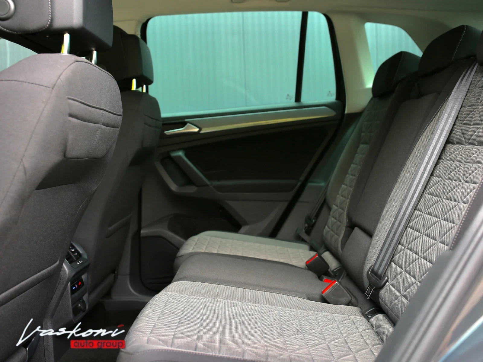 VW Tiguan 2.0 TDI, снимка 15 - Автомобили и джипове - 56629854