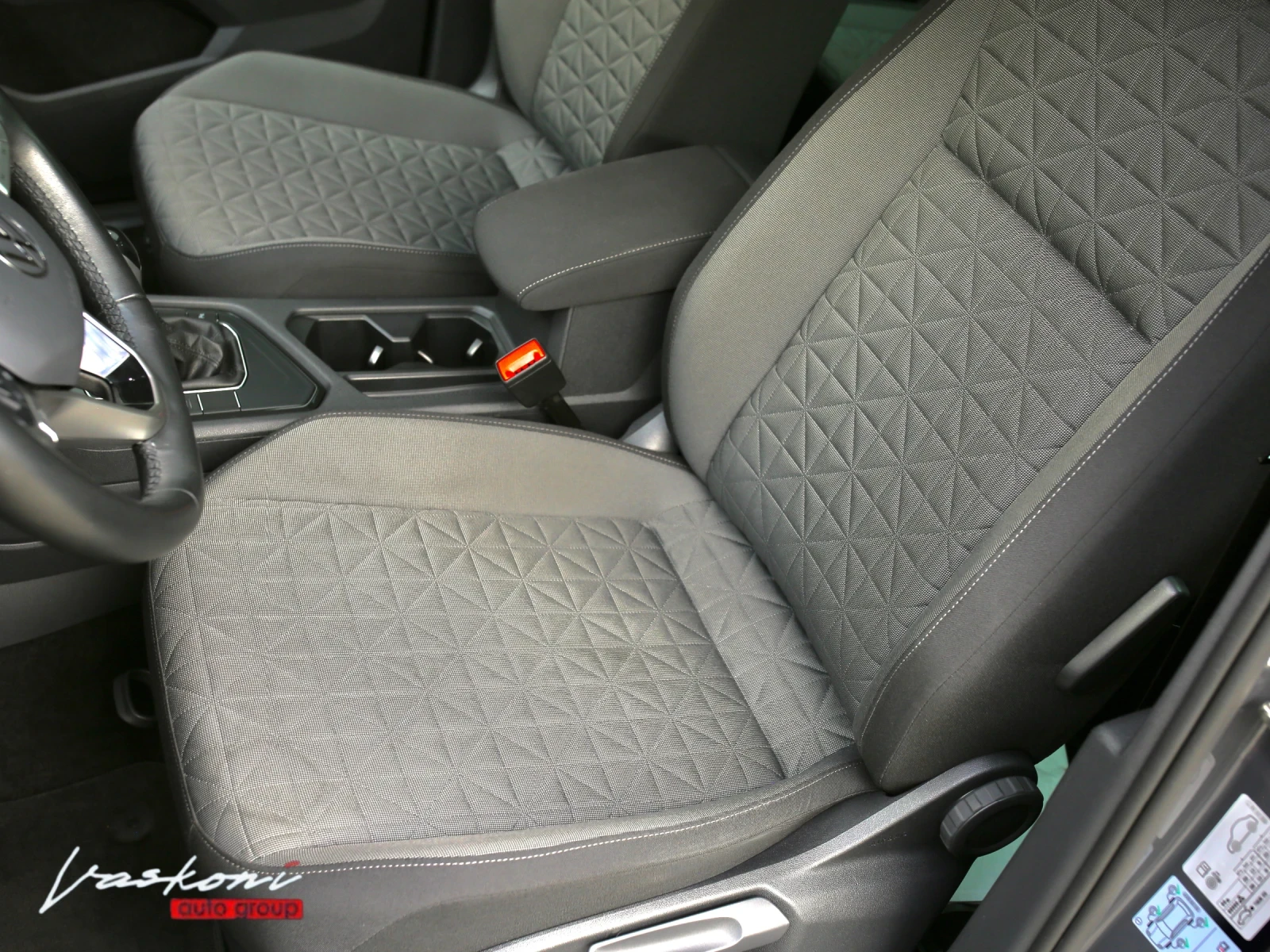 VW Tiguan 2.0 TDI, снимка 11 - Автомобили и джипове - 56629854