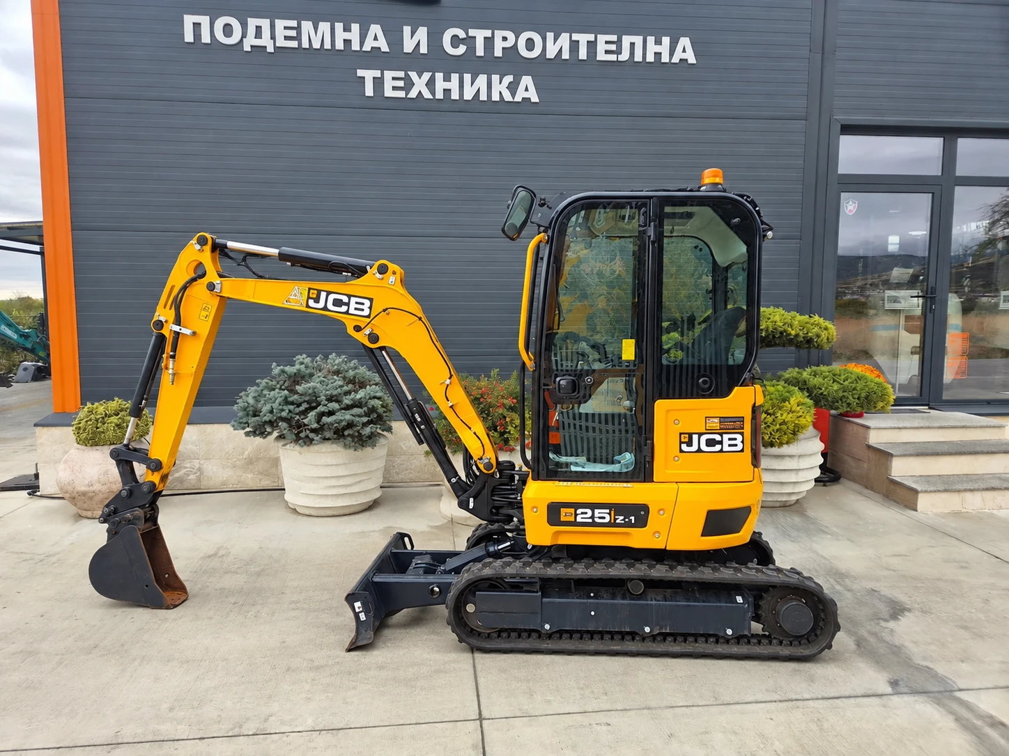 Багер JCB 25Z-1 / НЕРАЗЛИЧИМ ОТ НОВ !!!, снимка 2 - Индустриална техника - 56717737