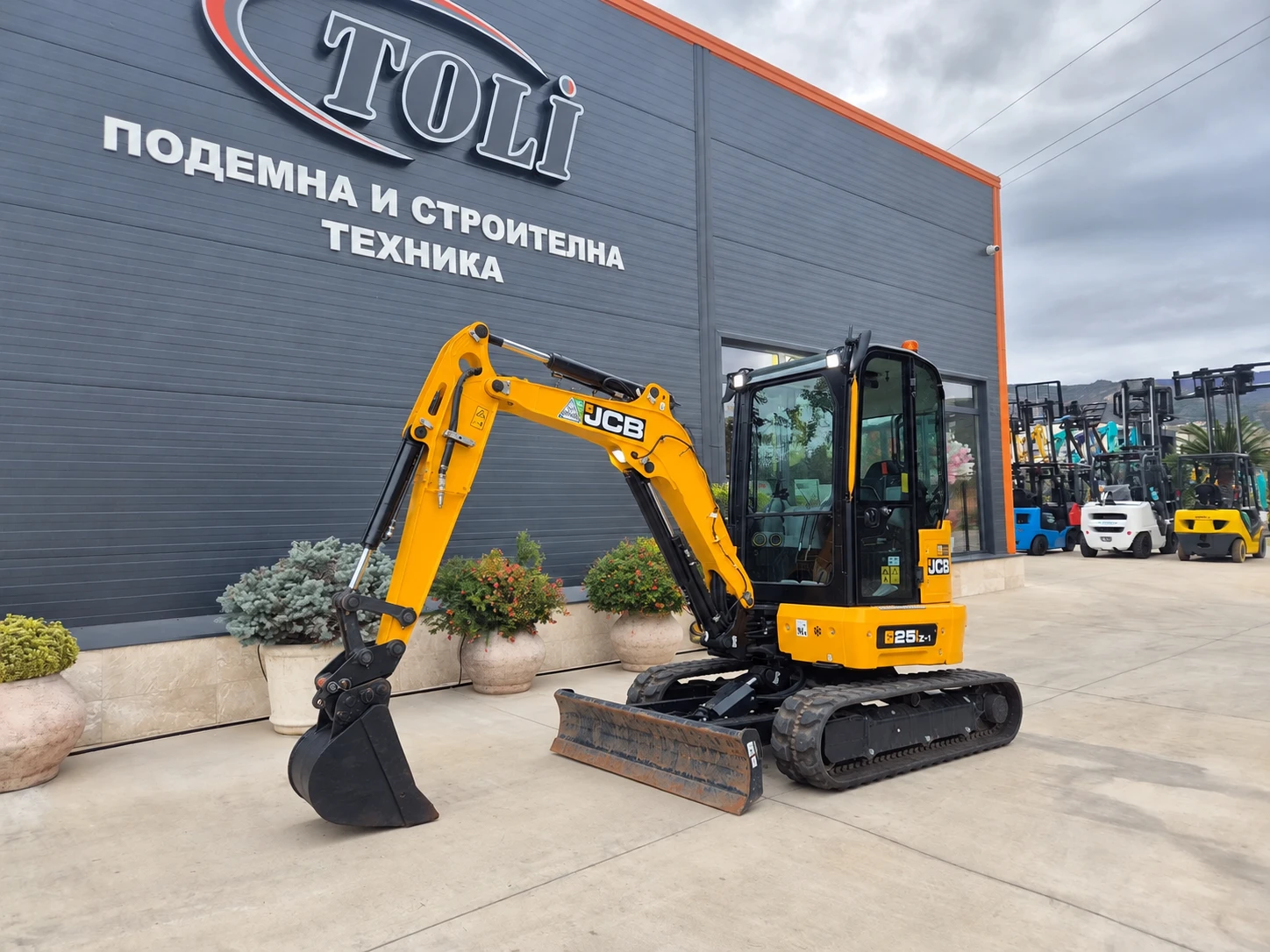 Багер JCB 25Z-1 / НЕРАЗЛИЧИМ ОТ НОВ !!!
