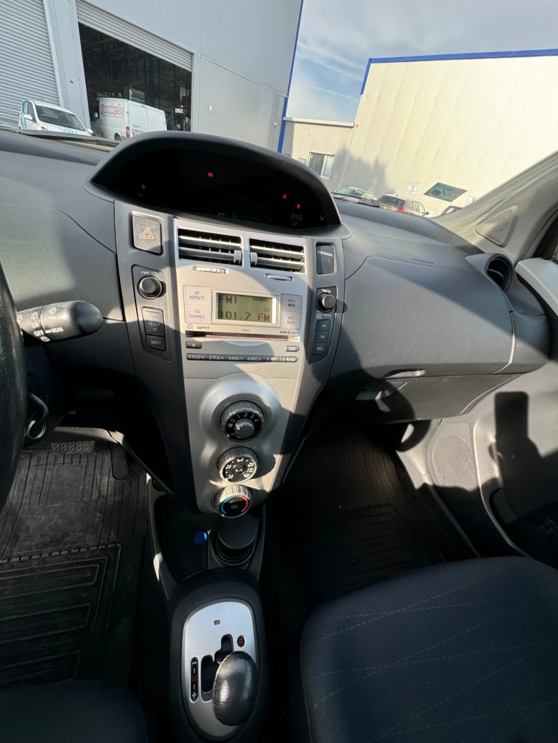 Toyota Yaris 1.0VVTi Automatic, снимка 11 - Автомобили и джипове - 47527109