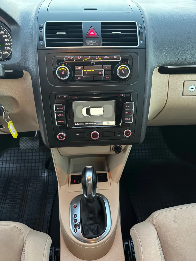 VW Touran 2.0TDI Highline, снимка 12 - Автомобили и джипове - 52753436
