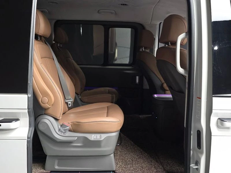 Hyundai Staria 2.2 Automatic, снимка 12 - Автомобили и джипове - 55949640