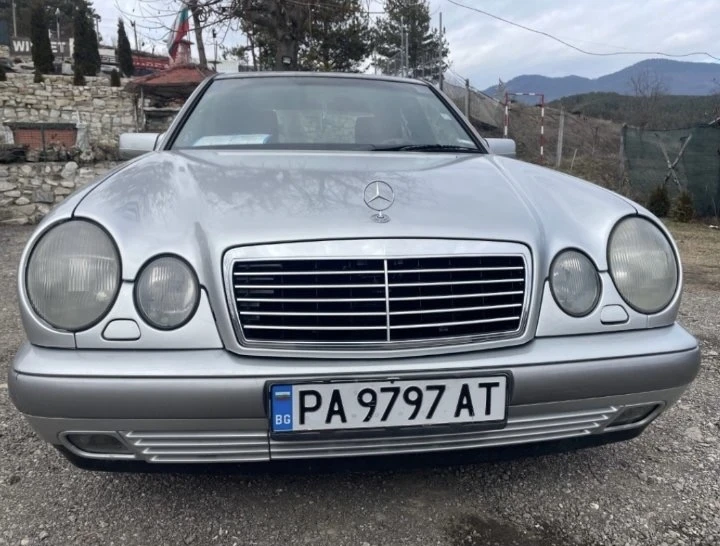 Mercedes-Benz E 220, снимка 2 - Автомобили и джипове - 56508622