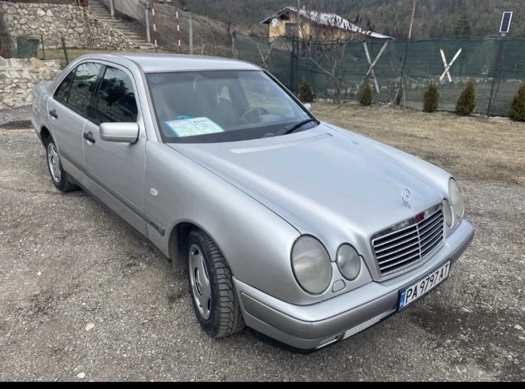 Mercedes-Benz E 220, снимка 3 - Автомобили и джипове - 56508622