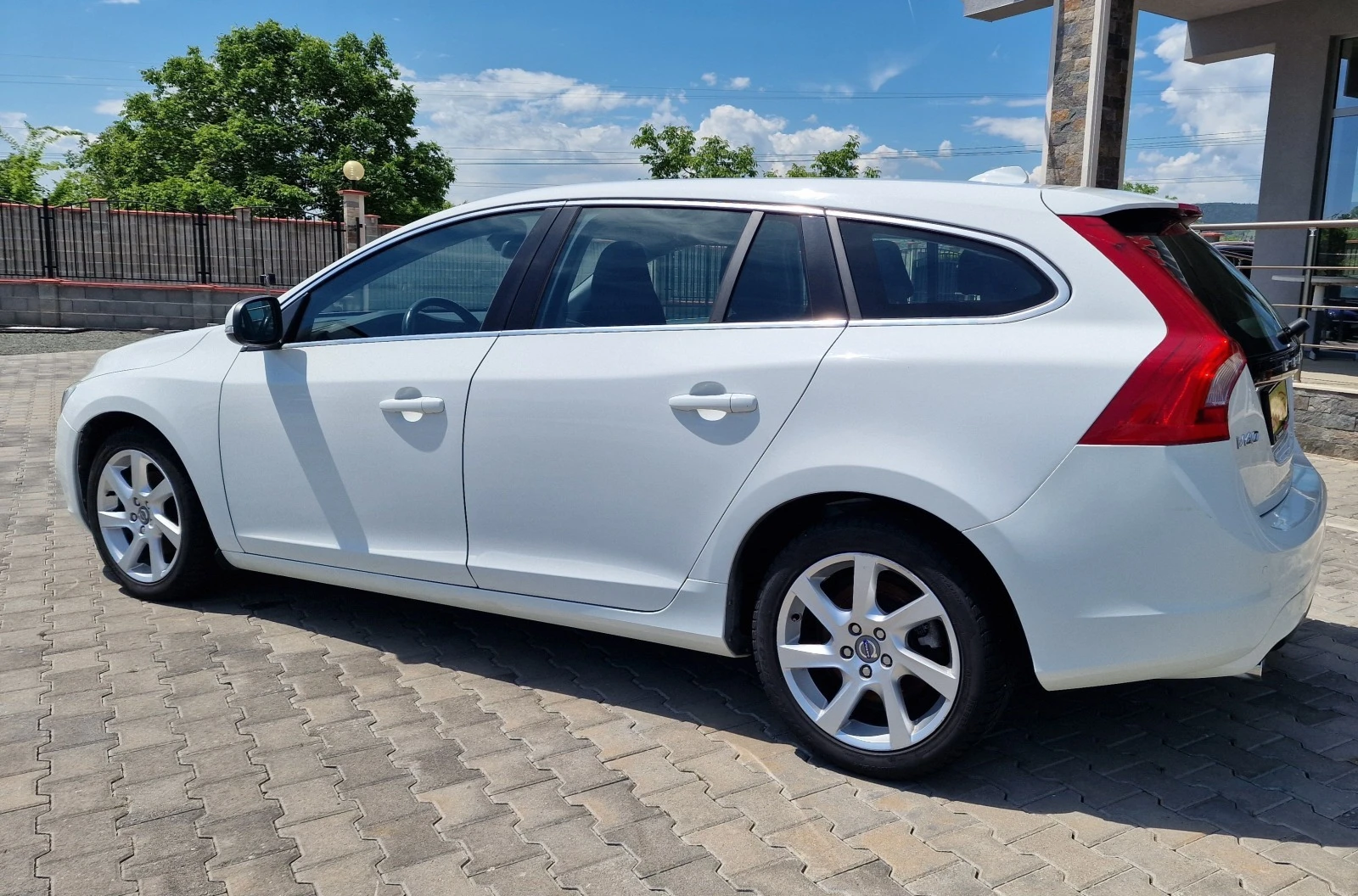 Volvo V60 2.0 D3 138k.c - изображение 6