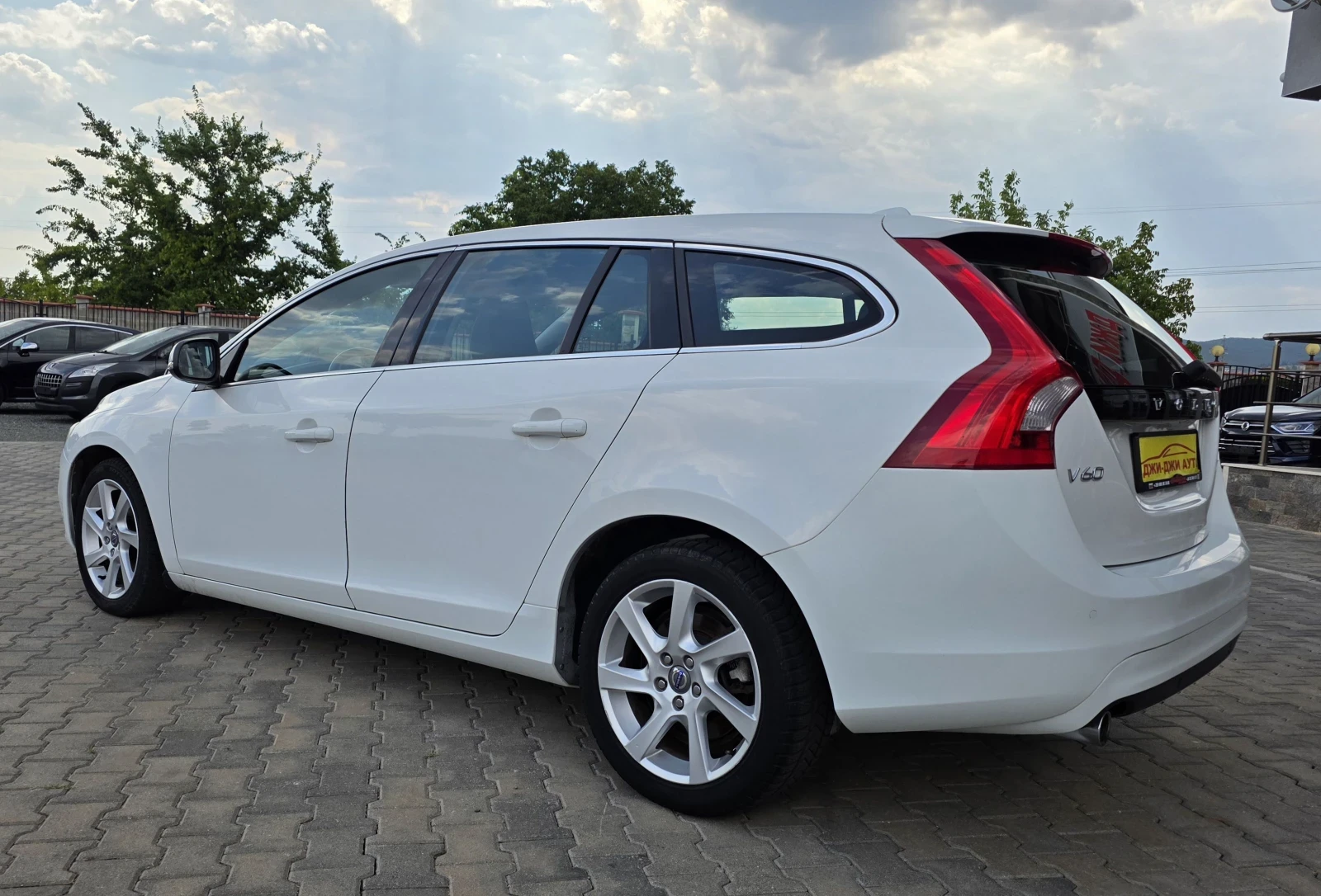 Volvo V60 2.0 D3 138k.c, снимка 6 - Автомобили и джипове - 43193687