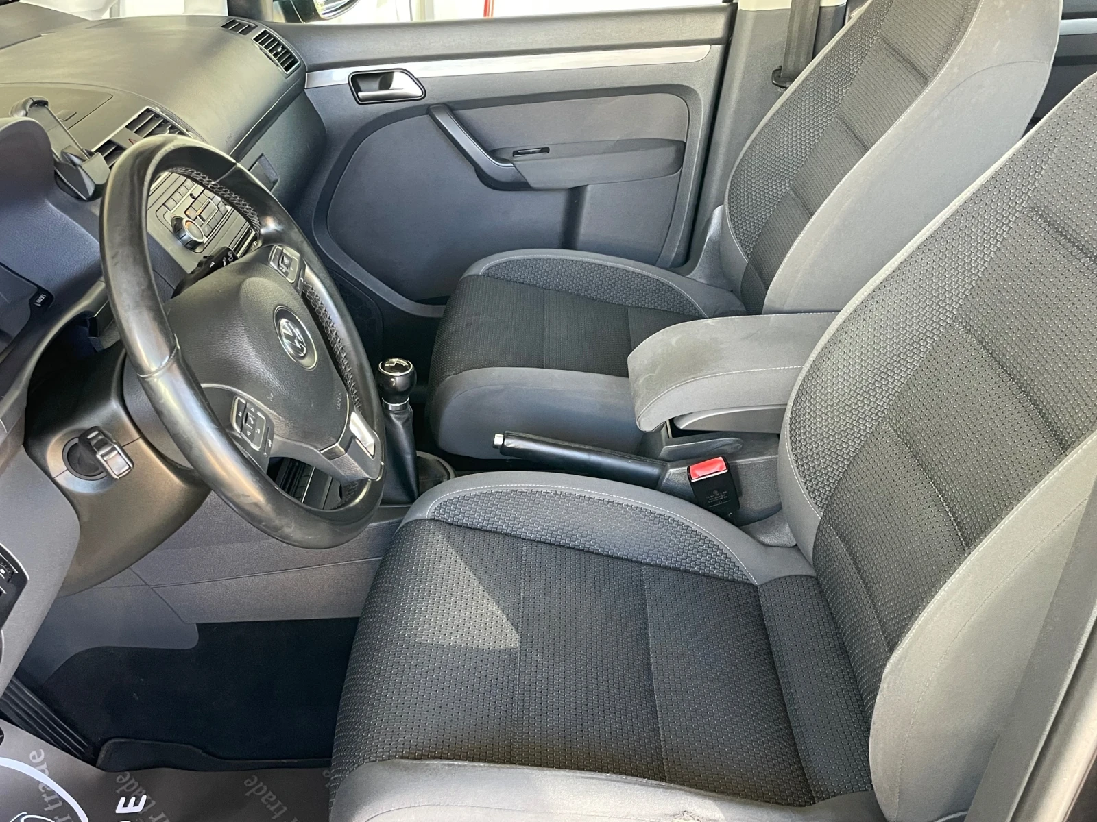 VW Touran 2.0TDI/7 МЕСТА/ПАНОРАМА/СЕРВИЗНА КНИЖКА - изображение 9