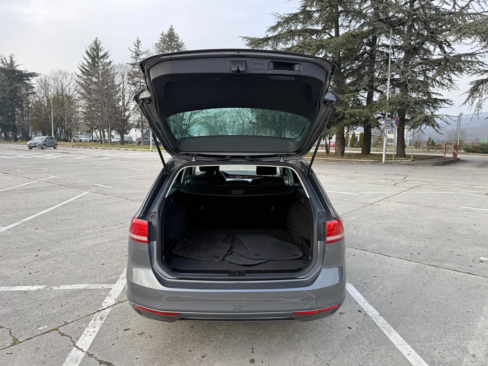 VW Passat 2.0/Hi-Line/Distronic/150p.s/LED/Xenon/Navi/Масаж - изображение 7