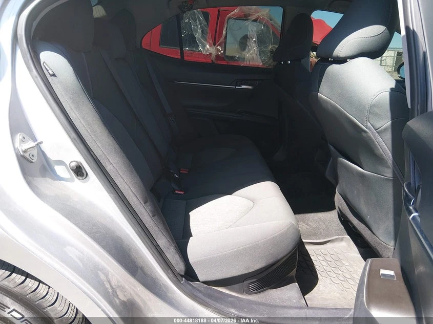 Toyota Camry 2.5l Le Hybrid, снимка 8 - Автомобили и джипове - 54234944