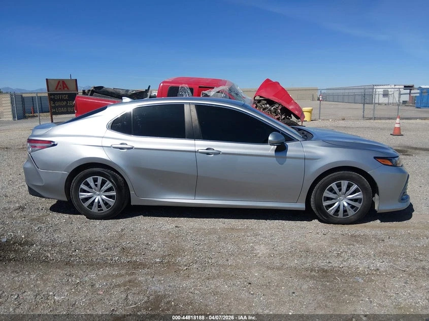 Toyota Camry 2.5l Le Hybrid, снимка 13 - Автомобили и джипове - 54234944