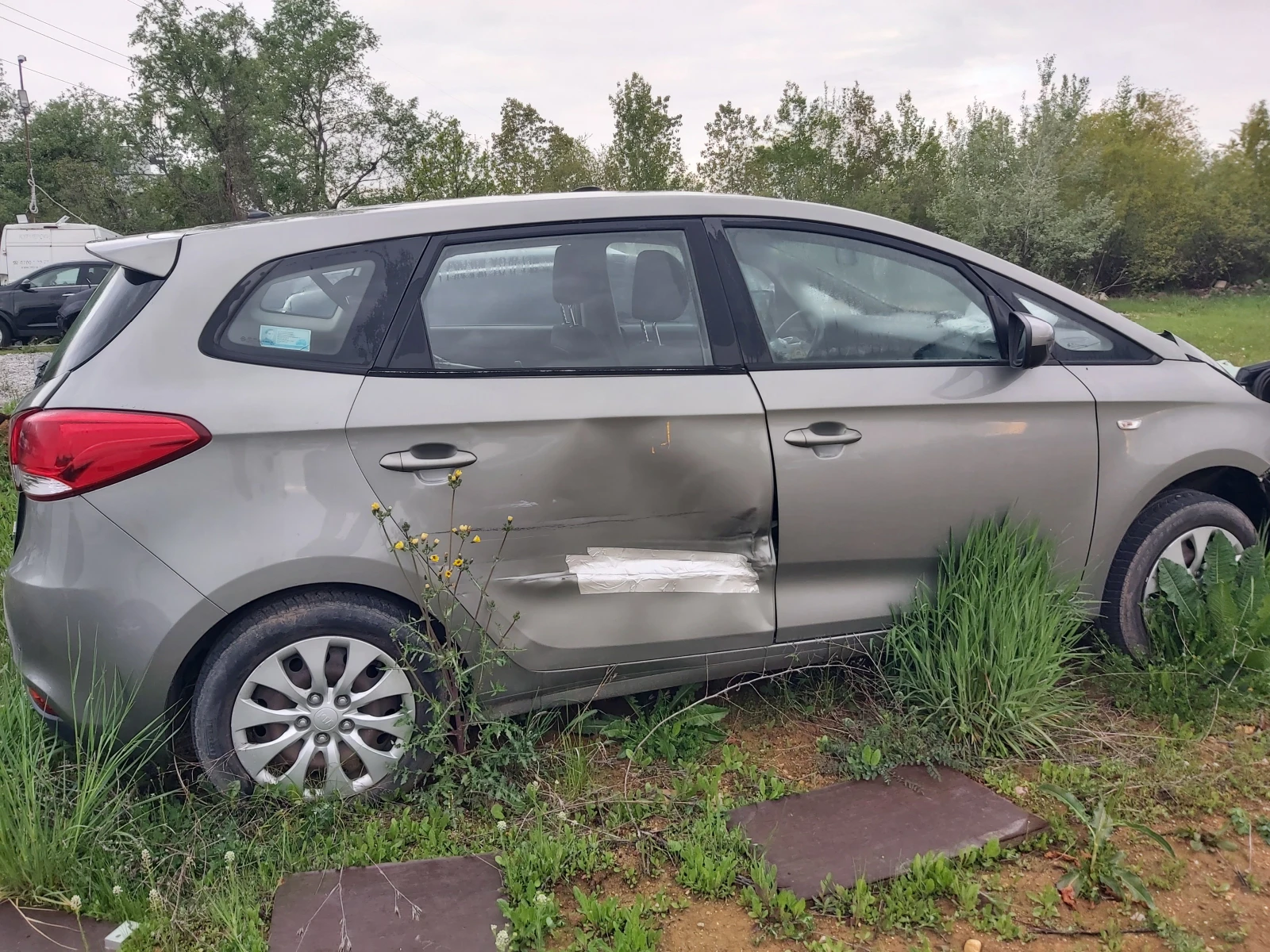 Kia Carens 1.7 crdi, снимка 2 - Автомобили и джипове - 54385216