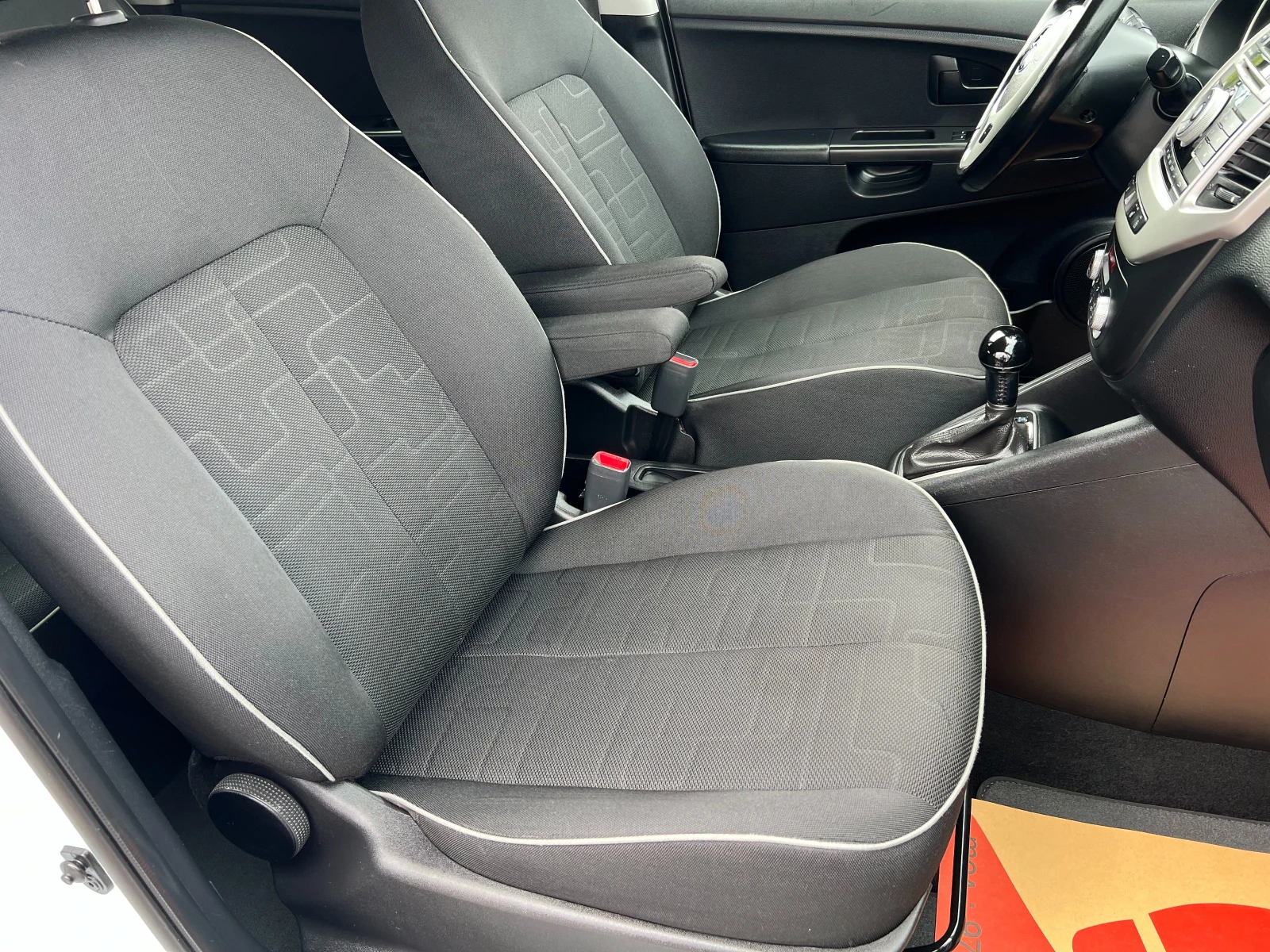 Hyundai Ix20 1.6i 125k.c./АВТОМАТИК/EURO 6/PDC/TОП СЪСТОЯНИЕ/, снимка 14 - Автомобили и джипове - 55404868
