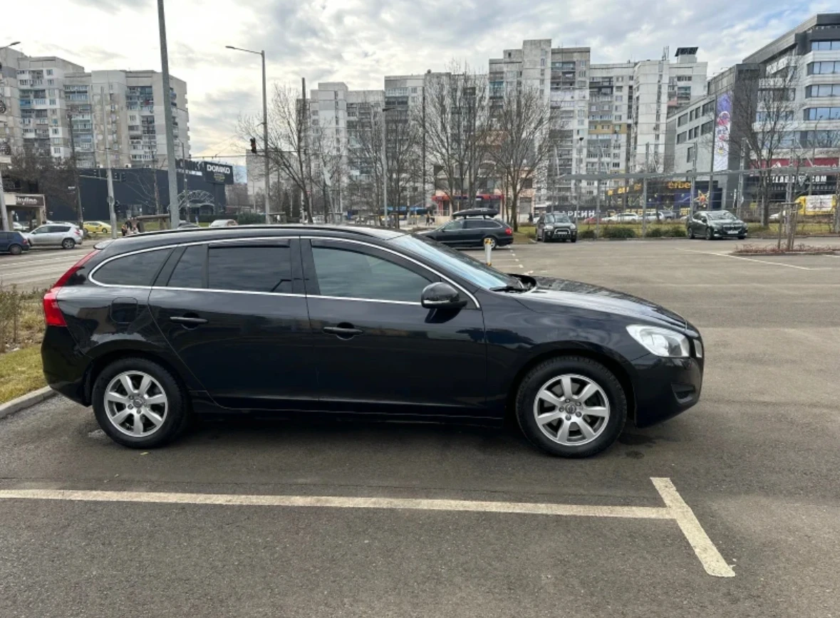 Volvo V60 D3, снимка 2 - Автомобили и джипове - 55853416