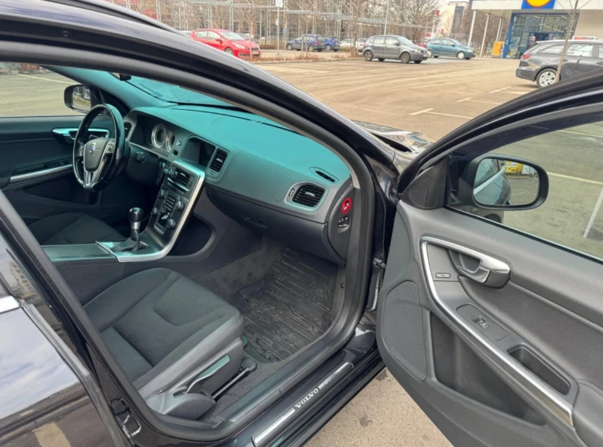 Volvo V60 D3, снимка 5 - Автомобили и джипове - 55853416
