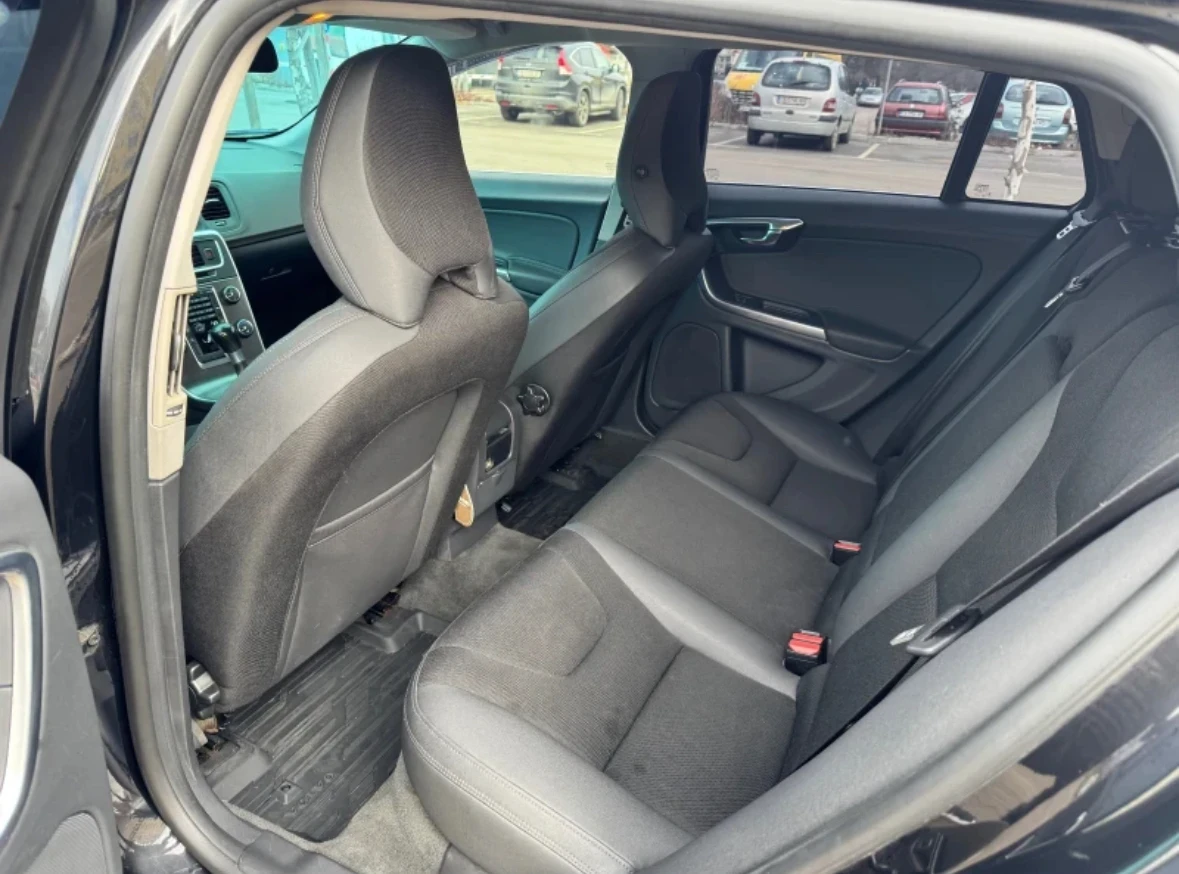 Volvo V60 D3, снимка 8 - Автомобили и джипове - 55853416