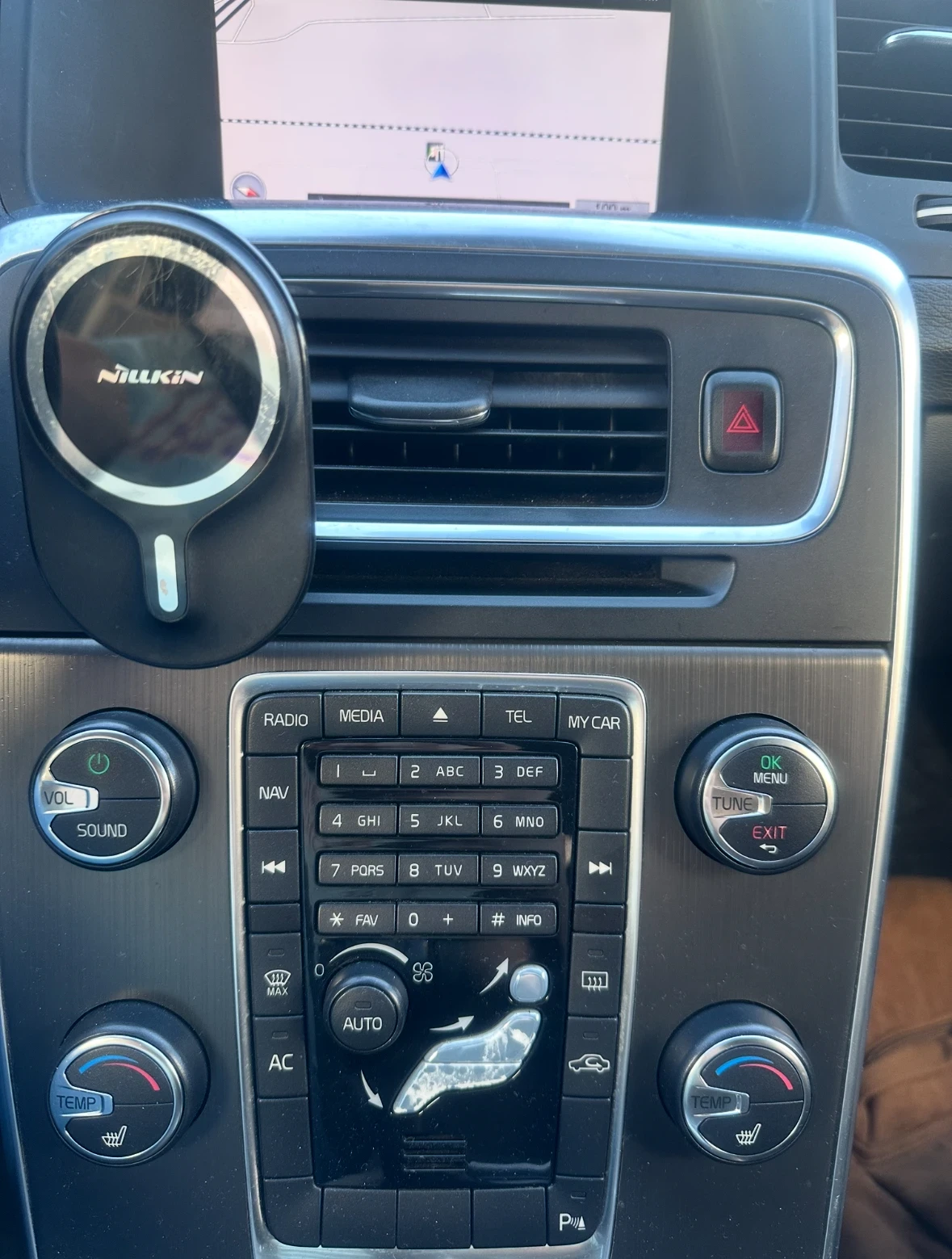 Volvo V60 D3, снимка 10 - Автомобили и джипове - 55853416