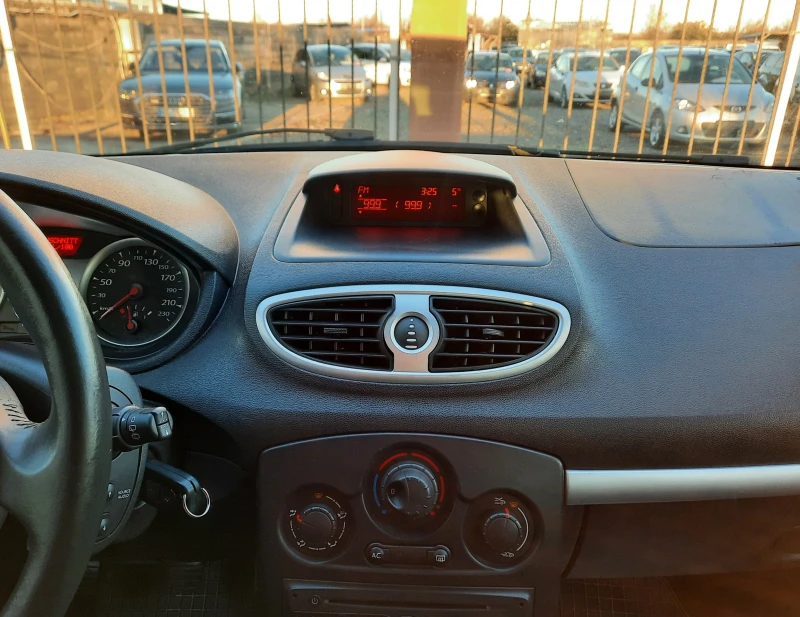 Renault Clio 1.2i, снимка 10 - Автомобили и джипове - 49273311