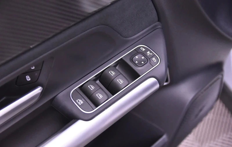 Mercedes-Benz GLA 250 250e AMG-Line , снимка 8 - Автомобили и джипове - 52804567