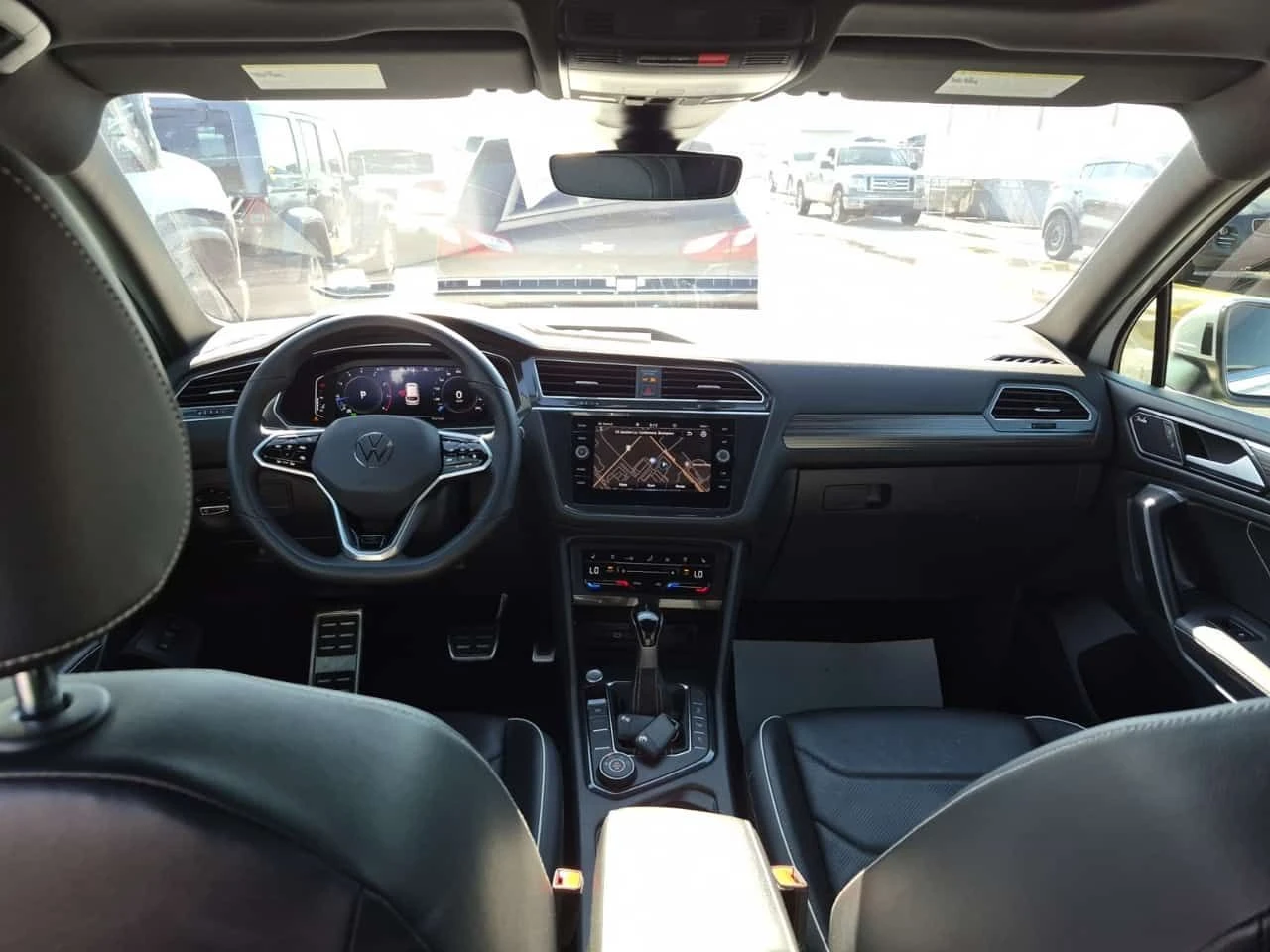 VW Tiguan  HIGHLINE R LINE /2 ключа/Панорама/подгрев/Памет - изображение 6