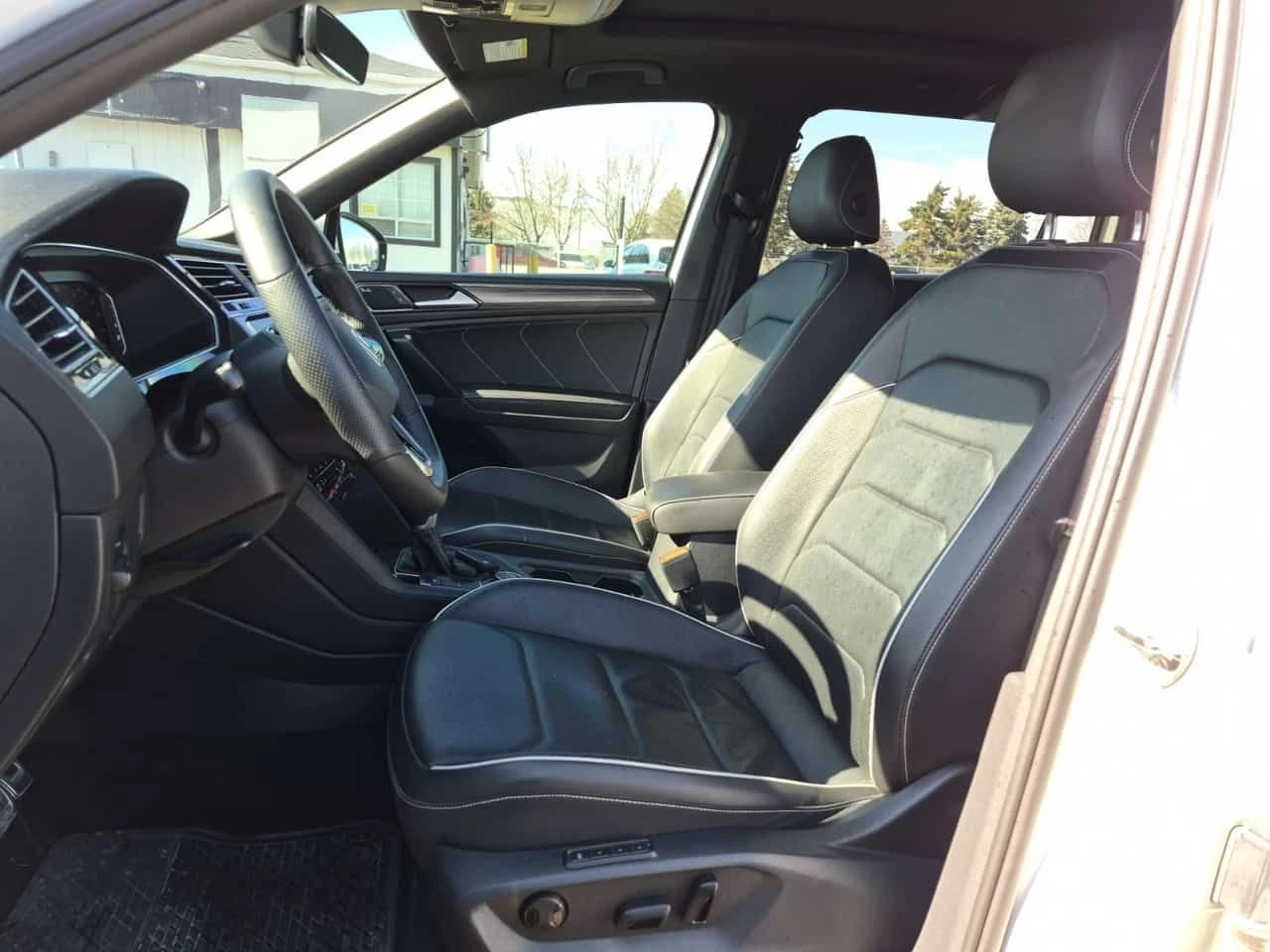 VW Tiguan  HIGHLINE R LINE /2 ключа/Панорама/подгрев/Памет - изображение 7