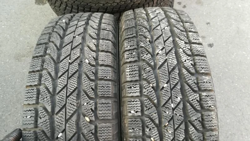 Гуми Зимни 205/70R15, снимка 1 - Гуми и джанти - 26747880