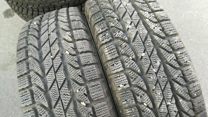 Гуми Зимни 205/70R15, снимка 2 - Гуми и джанти - 26747880