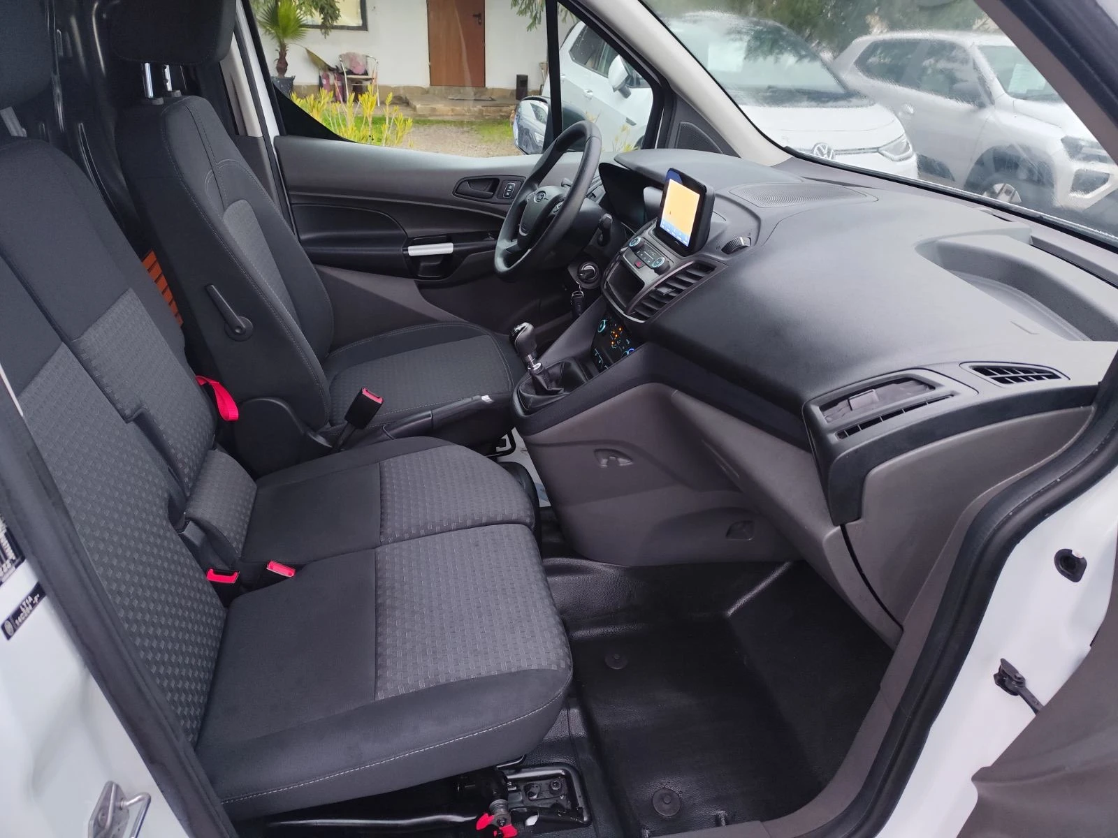 Ford Tourneo Connect T220 1.5 Tre - изображение 8