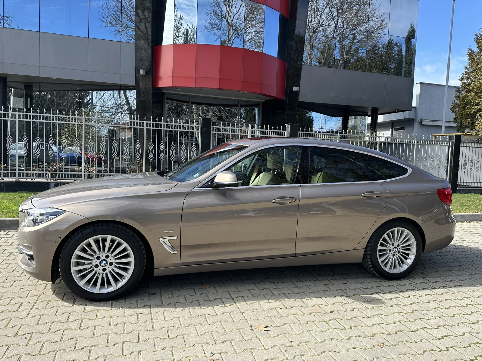 BMW 3gt 320d xDrive LED Luxury Line, снимка 3 - Автомобили и джипове - 54257019