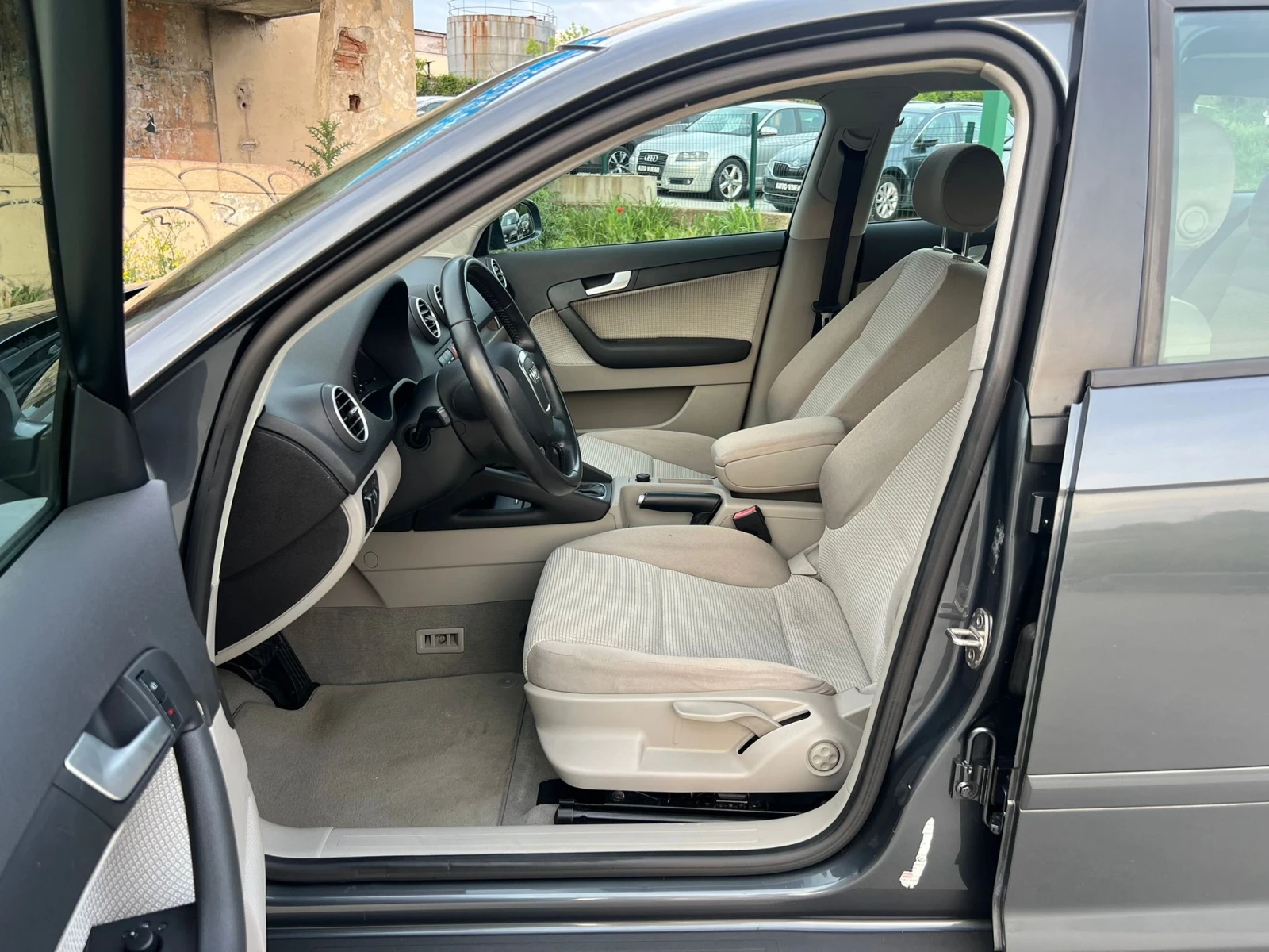 Audi A3 1.6i-102к.с-Автоматик-подгрев на седалките, снимка 8 - Автомобили и джипове - 54632790