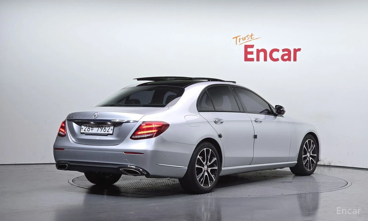 Mercedes-Benz E 300 AMG* PACK* ДИГИТАЛНО* ТАБЛО* BURMESTER* 360КАМЕРА*, снимка 3 - Автомобили и джипове - 54856085