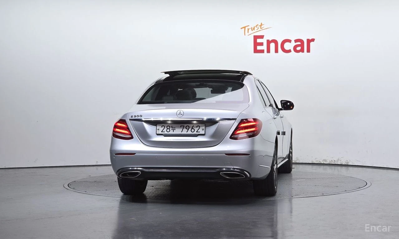 Mercedes-Benz E 300 AMG* PACK* ДИГИТАЛНО* ТАБЛО* BURMESTER* 360КАМЕРА*, снимка 5 - Автомобили и джипове - 54856085