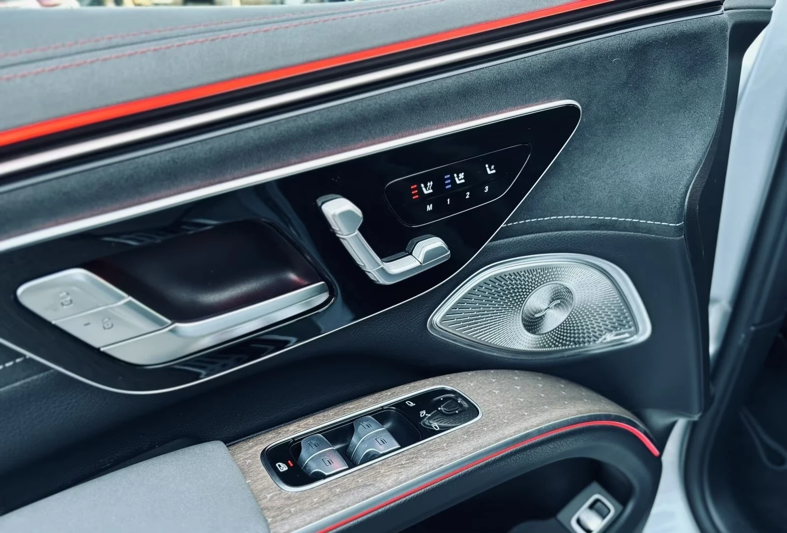 Mercedes-Benz EQS 450+ / SUV / AMG / AIRMATIC / 360/ HUD / NIGHT, снимка 9 - Автомобили и джипове - 55036581