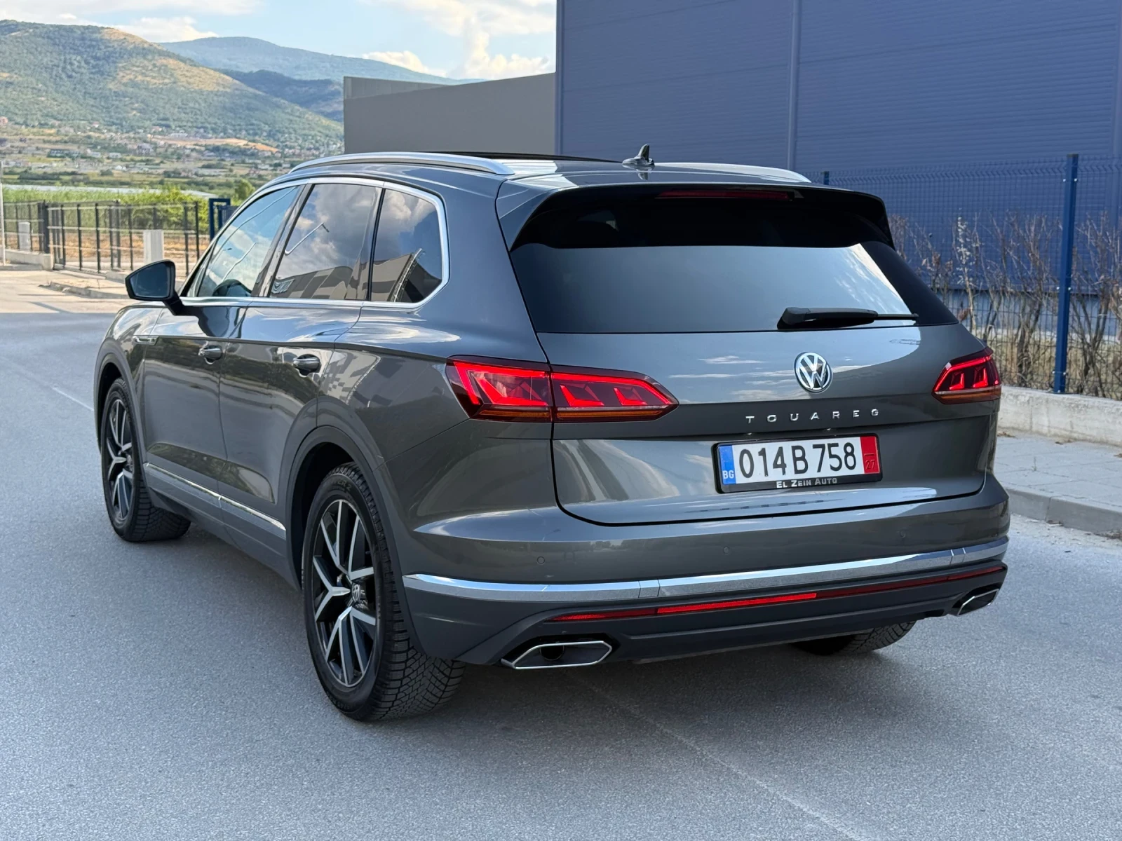 VW Touareg 3.0TDIV6 4х4/DIGITAL/MATRIX/ПОДГРЕВ/DISTRONIC/ПАНО, снимка 5 - Автомобили и джипове - 55900012