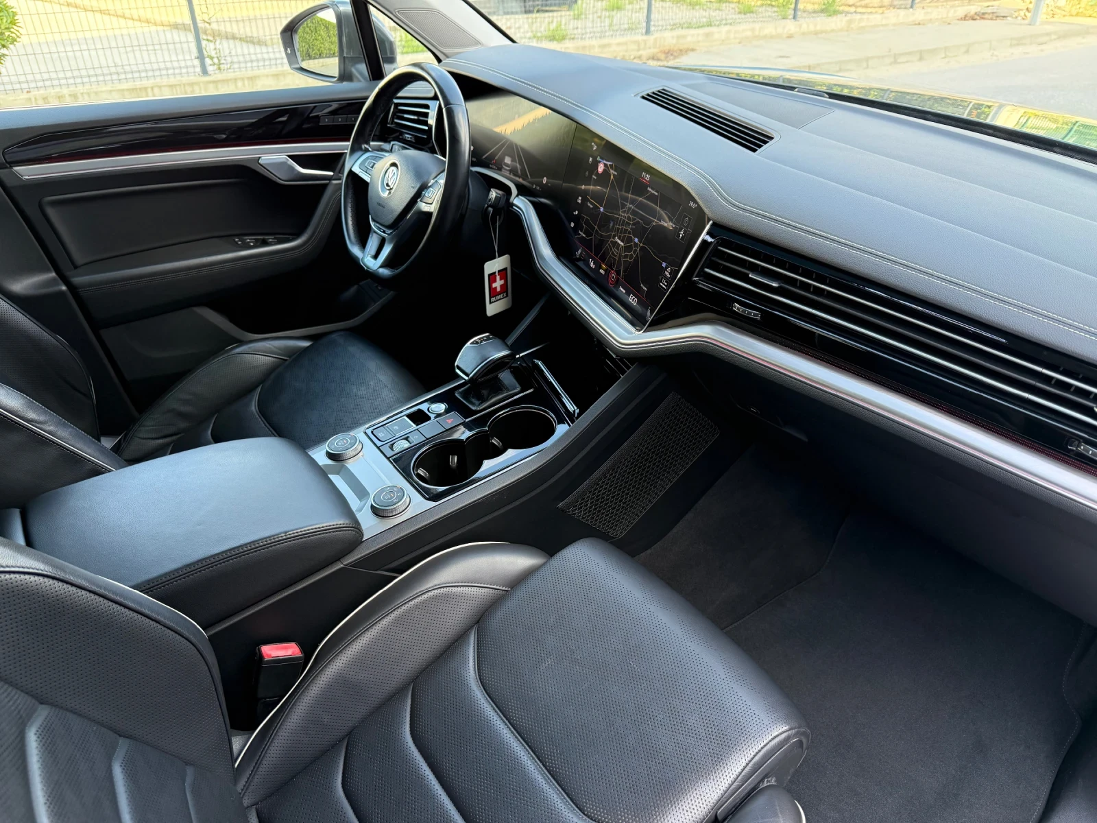 VW Touareg 3.0TDIV6 4х4/DIGITAL/MATRIX/ПОДГРЕВ/DISTRONIC/ПАНО, снимка 9 - Автомобили и джипове - 55900012