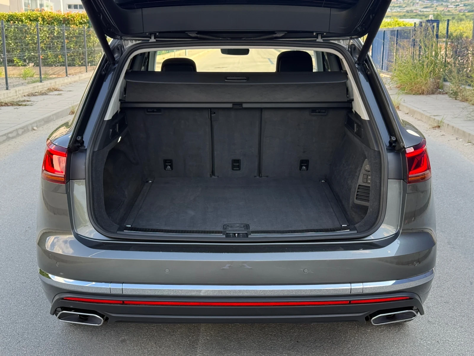 VW Touareg 3.0TDIV6 4х4/DIGITAL/MATRIX/ПОДГРЕВ/DISTRONIC/ПАНО, снимка 4 - Автомобили и джипове - 55900012