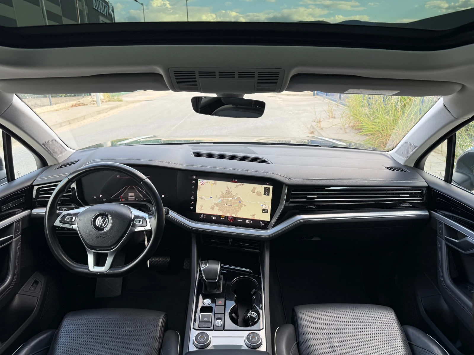 VW Touareg 3.0TDIV6 4х4/DIGITAL/MATRIX/ПОДГРЕВ/DISTRONIC/ПАНО, снимка 8 - Автомобили и джипове - 55900012