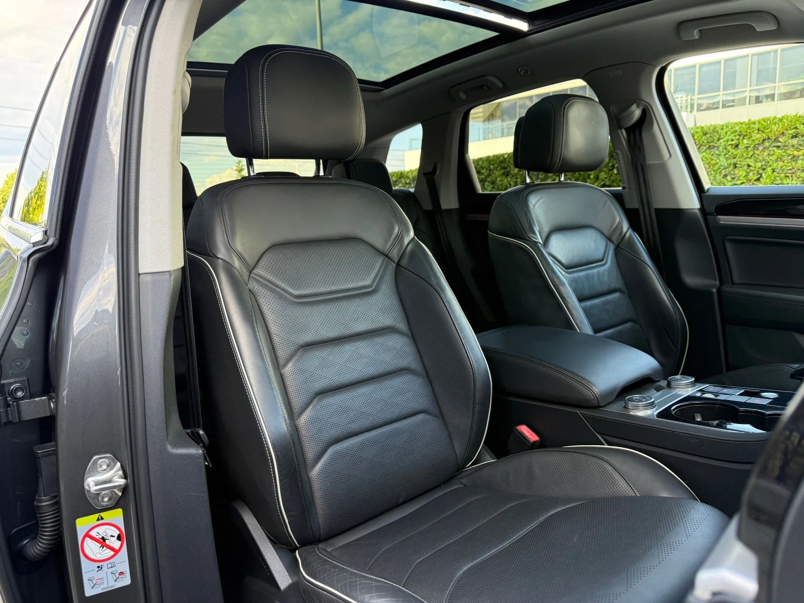 VW Touareg 3.0TDIV6 4х4/DIGITAL/MATRIX/ПОДГРЕВ/DISTRONIC/ПАНО, снимка 10 - Автомобили и джипове - 55900012
